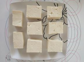 5、豆腐切块摆入盘中。
。