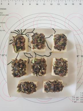 6、将猪肉末摆在豆腐上，涂抹均匀。