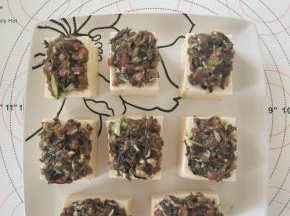 6、将猪肉末摆在豆腐上，涂抹均匀。