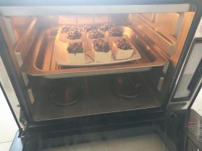 8、将豆腐放在中层，蒸10分钟。蒸好后将盘中多余的汤汁倒掉。