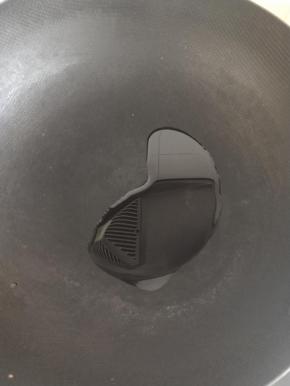 9、将1汤匙植物油放入油锅加热。