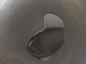 9、将1汤匙植物油放入油锅加热。