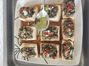 11、再淋上加热过的植物油即可上桌使用了