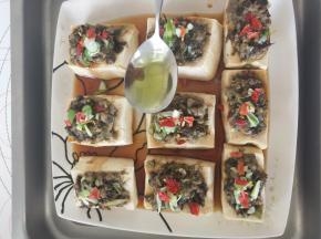 11、再淋上加热过的植物油即可上桌使用了