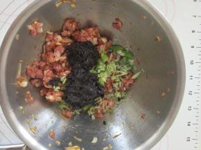 3、再加橄榄菜和15克葱花拌匀。