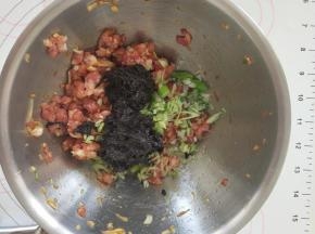 3、再加橄榄菜和15克葱花拌匀。