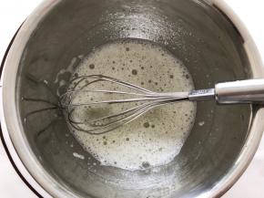 搅拌至有很多小泡