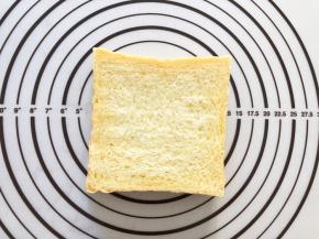 准备好两片吐司