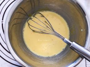 加入纯牛奶搅拌均匀