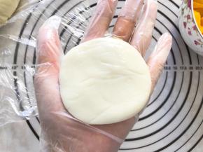 面团拿出，揪一小块，压扁