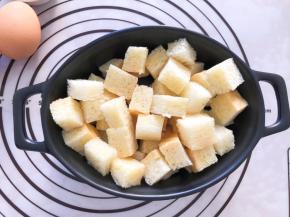 将吐司放入碗中