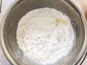 加入纯牛奶搅拌均匀