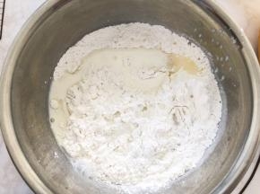 加入纯牛奶搅拌均匀