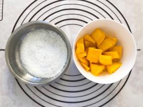 准备好芒果和椰丝，芒果切块