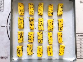 吐司放在鸡蛋液里裹一圈，放入烤盘