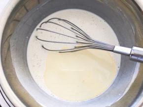 加入玉米油搅拌均匀