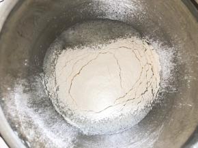 筛入低筋面粉搅拌均匀
