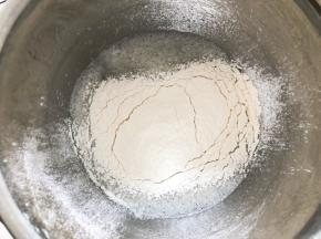 筛入低筋面粉搅拌均匀