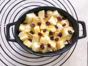 撒上蔓越莓和杏仁片，放入预热好的烤箱200度，中层30分钟