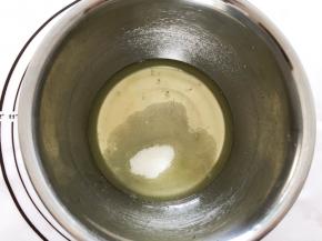 蛋清加入细砂糖