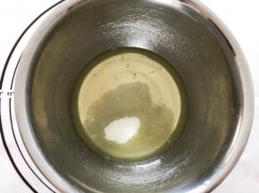 蛋清加入细砂糖