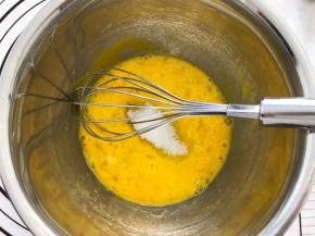 鸡蛋打散加入细砂糖，搅拌均匀
