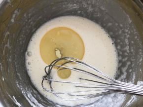 加入玉米油搅拌均匀