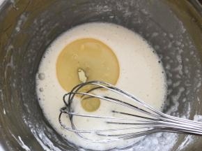 加入玉米油搅拌均匀