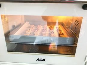 放入烤箱中层，上下火，170度，15到20分钟