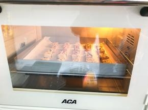 放入烤箱中层，上下火，170度，15到20分钟
