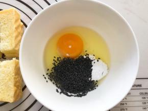 鸡蛋糖粉黑芝麻混合