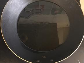 锅中热一些植物油，然后泼在鱼上就OK啦～