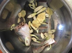 鲈鱼去内脏去鳞片，从鱼背开始切，切到鱼腹不要切断哦～鱼头和鱼尾切下来。放上葱姜蒜、料酒、生抽、腌制半小时以上。