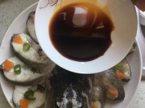 把蒸鱼豉油淋在鱼身上。