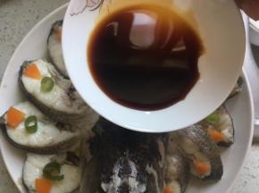 把蒸鱼豉油淋在鱼身上。