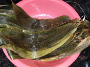 锅里加入适量的水，放入干竹叶煮五分钟关火焖1小时，然后用湿布擦洗一遍，沥干水份备用