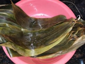 锅里加入适量的水，放入干竹叶煮五分钟关火焖1小时，然后用湿布擦洗一遍，沥干水份备用