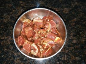 中梅肉加入五香粉，盐，生抽，蚝油腌制两个小时以上