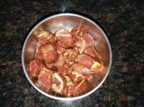 中梅肉加入五香粉，盐，生抽，蚝油腌制两个小时以上