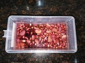 将主料中的粗粮清洗干净之后，加适量的水浸泡个8小时，夏天需放冰箱