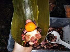 先放入1/3的粗粮，码入蛋黄和肉，个人觉得半个蛋黄就够了