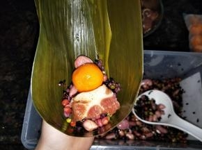 先放入1/3的粗粮，码入蛋黄和肉，个人觉得半个蛋黄就够了