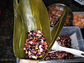 然后盖上2/3的粗粮，大小随意掌握，在外面覆盖一张叶子