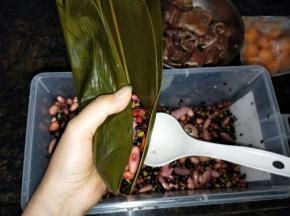 把一边叶子对折，然后再把另外一边对折