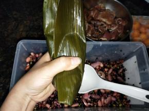 如图，然后用手捏一下上面的豆子，因为一个人拍摄，只有一只手。