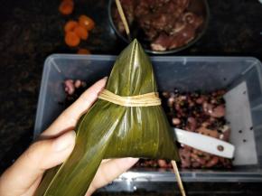 然后中间扎好，绑的时候要绑紧一点，避免煮的时候散开