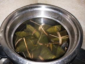 炖锅里面加入适量的水，没过粽子，炖煮3.5至4小时