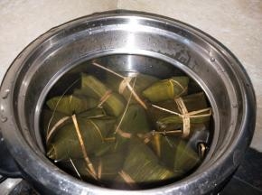 炖锅里面加入适量的水，没过粽子，炖煮3.5至4小时