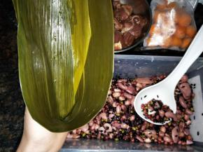 杂粮沥水，拌入适量的盐调味。取两张叶子，光滑的一面在里面，折成一个漏斗型