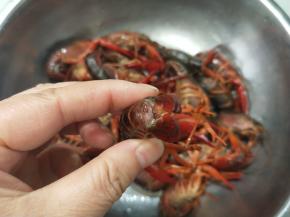 把小龙虾尾中间去掉，拔出虾线，可以去腥，在泡半小时洗干净小龙虾